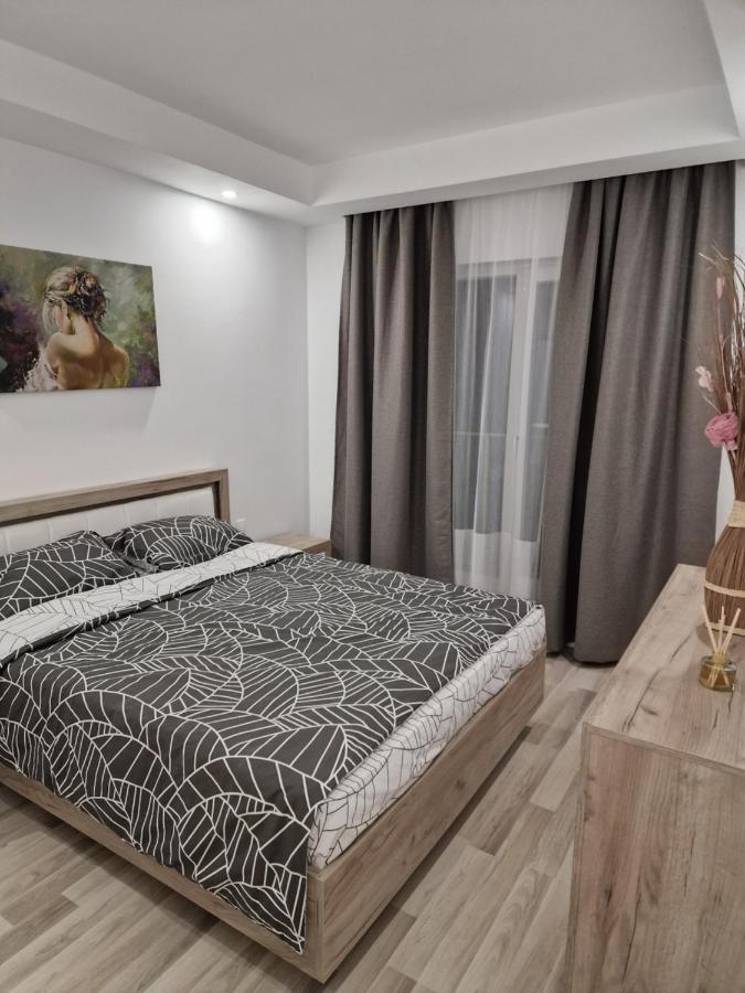 Golden Cosmopolis Apartment Cretuleasca ภายนอก รูปภาพ