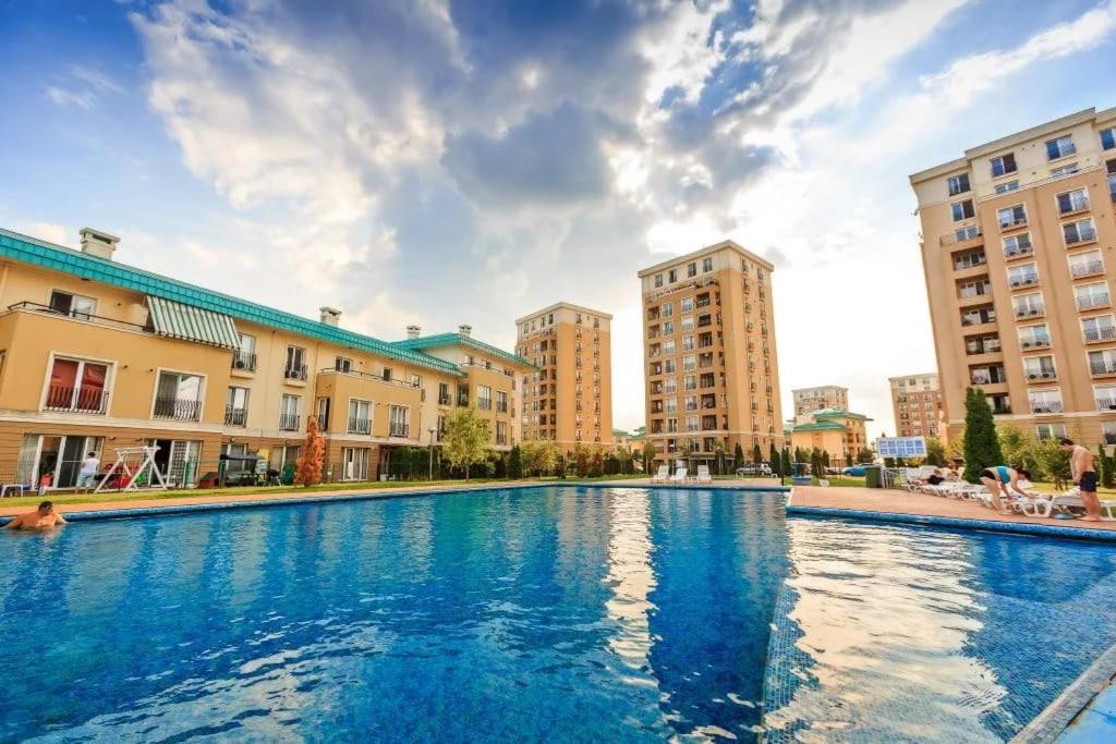 Golden Cosmopolis Apartment Cretuleasca ภายนอก รูปภาพ